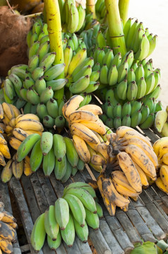 有机香蕉为出售户外亚洲市场食物背景