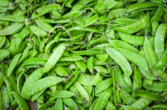 有机绿色豆子为出售户外亚洲市场食物背景