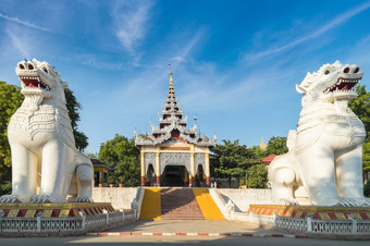 巨大的博比奥基湿《卫报》雕像中央入口门曼德勒山宝塔复杂的令人惊异的体<strong>系</strong>结构<strong>佛</strong>教寺庙缅甸缅甸旅行风景而且目的地