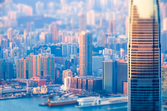 摘要未来主义的城市景观与现代摩天大楼在香港香港空中视图晚上全景倾斜转变效果