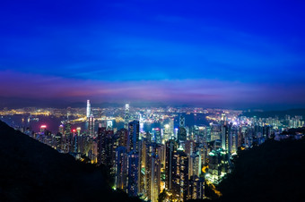 晚上空中视图全景在香港香港天际线而且维多利亚港旅行目的地