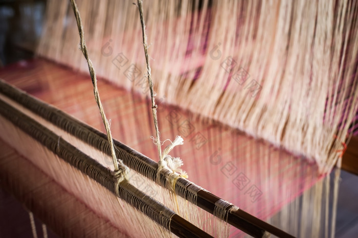 古董手册编织织机与未完成的纺织工作