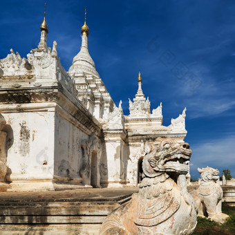 白色宝塔Inwa古老的城市与狮子《卫报》雕像令人惊异的体系结构老佛教寺庙缅甸缅甸旅行风景而且目的地
