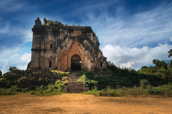 多云的天空在令人惊异的体<strong>系</strong>结构老<strong>佛</strong>教寺庙废墟Inwa城市附近曼德勒缅甸缅甸旅行风景而且目的地