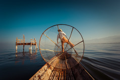 缅甸渔夫竹子船捕捉鱼传统的道路与手工制作的网吸入湖缅甸缅甸旅行目的地