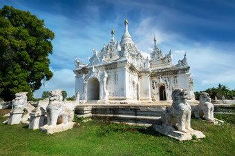白色宝塔Inwa古老的城市与狮子《卫报》雕像令人惊异的体<strong>系</strong>结构老<strong>佛</strong>教寺庙缅甸缅甸旅行风景而且目的地