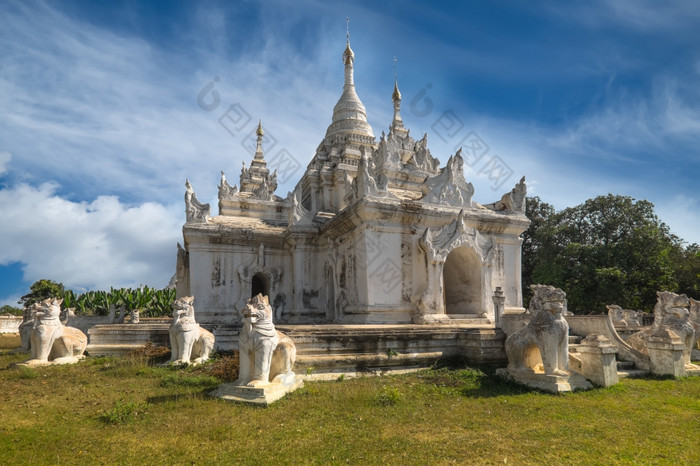 白色宝塔Inwa古老的城市与狮子《卫报》雕像令人惊异的体系结构老佛教寺庙缅甸缅甸旅行风景而且目的地