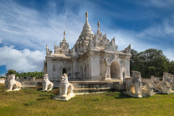 白色宝塔Inwa古老的城市与狮子《卫报》雕像令人惊异的体<strong>系</strong>结构老<strong>佛</strong>教寺庙缅甸缅甸旅行风景而且目的地