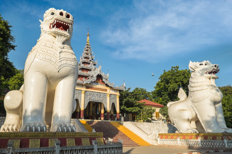 巨大的博比奥基湿《卫报》雕像中央入口门曼德勒山宝塔复杂的令人惊异的体系结构佛教寺庙缅甸缅甸旅行风景而且目的地