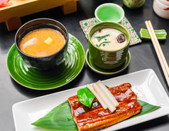 溢价质量烤鳗鱼而且味噌汤服务日本餐厅亚洲食物背景