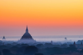 倾斜<strong>转变</strong>模糊效果令人惊异的有雾的日出颜色和轮廓古老的米奥克有古宝塔体系结构古老的佛教寺庙蒲甘王国缅甸缅甸旅行目的地
