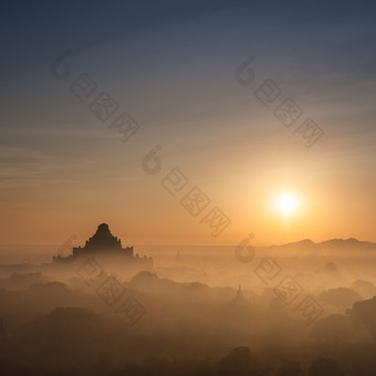 令人惊异的有雾的日出颜色和轮廓古老的达玛扬吉宝塔体系结构老佛教寺庙蒲甘王国缅甸缅甸旅行风景和目的地