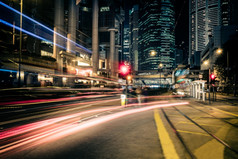 未来主义的晚上城市景观视图与照亮摩天大楼和城市交通在街在香港香港