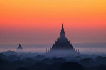 倾斜转变模糊效果令人惊异的有雾的日出颜色和轮廓古老的米奥克有古宝塔体系结构古老的佛教寺庙蒲甘王国缅甸缅甸旅行目的地
