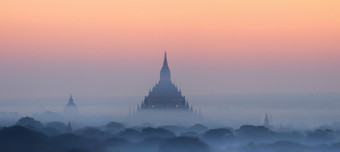 令人惊异的有雾的日出颜色和轮廓古老的米奥克有古宝塔体<strong>系</strong>结构古老的<strong>佛</strong>教寺庙蒲甘王国缅甸缅甸旅行目的地