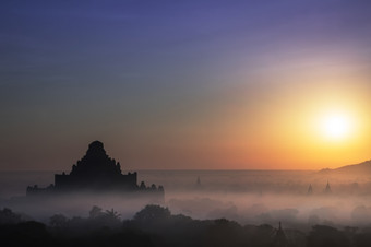 令人惊异的有雾的日出颜色和轮廓古老的达玛扬吉宝塔体<strong>系</strong>结构老<strong>佛</strong>教寺庙蒲甘王国缅甸缅甸旅行风景和目的地
