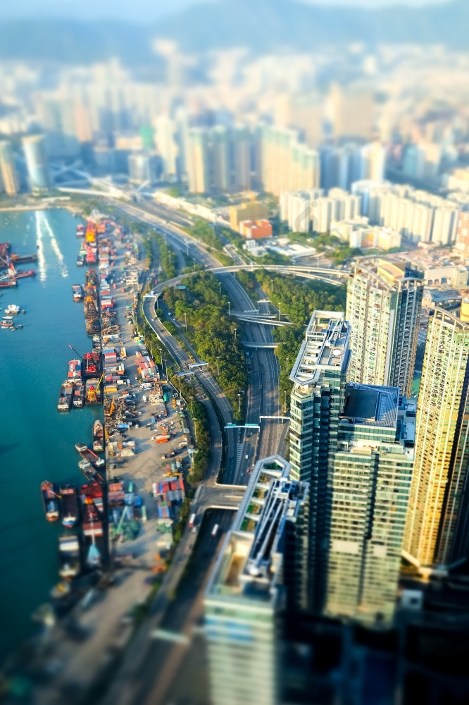 倾斜转变模糊效果空中视图在香港香港岛与港口终端维多利亚港摘要未来主义的城市景观与摩天大楼