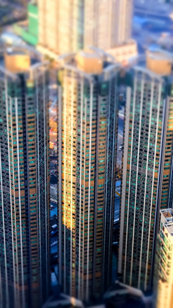 摘要未来主义的城市<strong>景观</strong>与现代摩天大楼在香港香港空中视图晚上全景倾斜转变<strong>效果</strong>