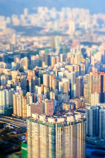 摘要未来主义的城市景观与现代摩天大楼在香港香港空中视图晚上全景倾斜转变效果
