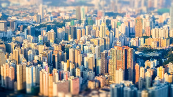 摘要未来主义的<strong>城市</strong>景观与现代摩天大楼在<strong>香港香港</strong>空中视图晚上全景倾斜转变效果