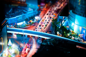 倾斜<strong>转变</strong>模糊效果未来主义的晚上城市景观空中视图全景与照亮摩天大楼和城市交通在街道曼谷泰国