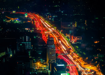 未来主义的晚上城市景观空中视图全景与照亮摩天大楼和城市交通在街道曼谷泰国