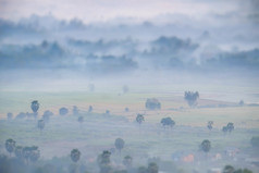 令人惊异的水彩视图多雾的早....景观与农场字段thanlwin河下丘脑-垂体-肾上腺轴的缅甸缅甸旅行风景和目的地