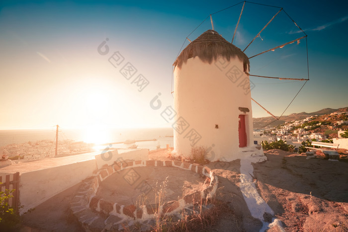 美丽的日落米克诺斯岛希腊老风车著名的旅游吸引力基斯晚上太阳爱琴海海背景游客天堂和浪漫的假期欧洲目的地