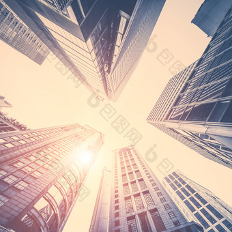 摘要未来主义的<strong>城市</strong>景观视图与现代摩天大楼晚上太阳反映窗户在<strong>香港香港</strong>