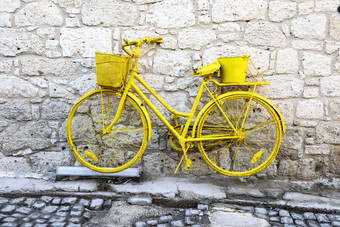 黄色的自行车对石头墙阿拉恰特伊斯梅尔火鸡