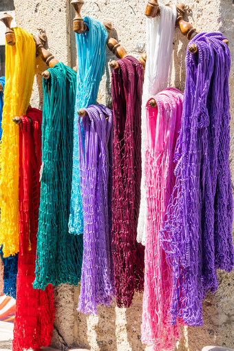 色彩鲜艳的网袋挂外商店阿拉恰特火鸡