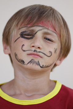 特写镜头肖像脾气暴躁的愤怒的海盗男孩