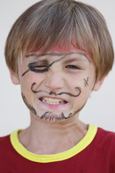 特写镜头肖像脾气暴躁的愤怒的海盗男孩