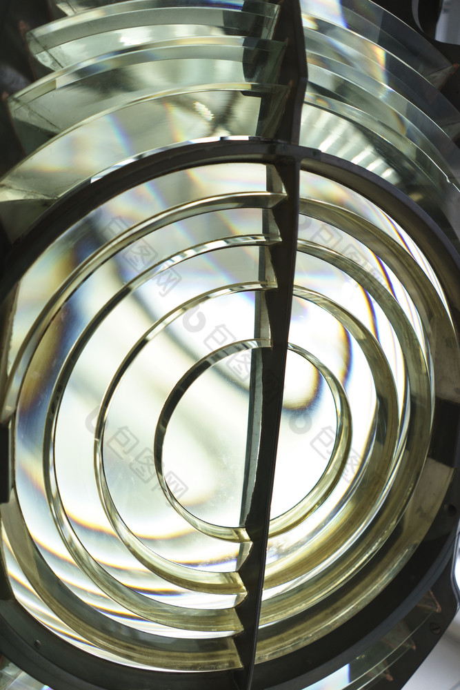玻璃大灯的灯塔大灯的海灯塔大光源巨大的菲涅耳镜头工业灯塔交叉部分灯塔菲涅耳镜头