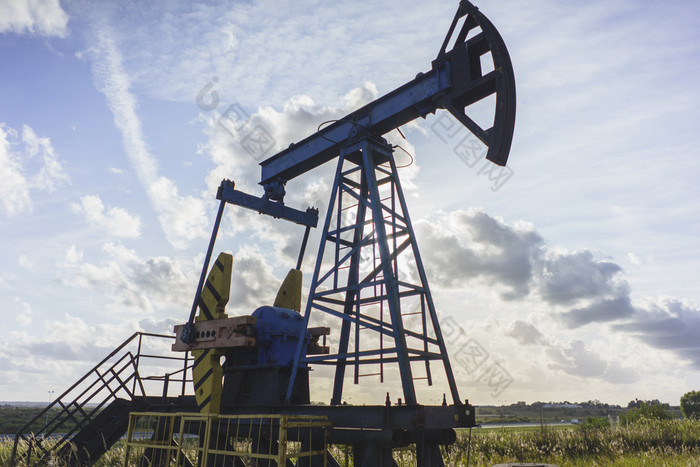 石油钻井钻井平台提取石油泵杰克和石油井口行业设备关闭油田石油吊杆