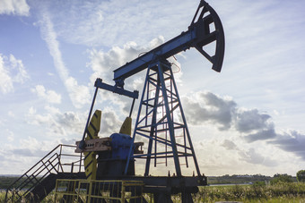 石油钻井钻井平台提取石油泵杰克和石油井口行业设备关闭油田石油吊杆