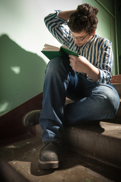 少年读取书坐着的步骤