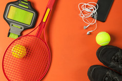 网球集与网球球拍和智能手机红色的背景