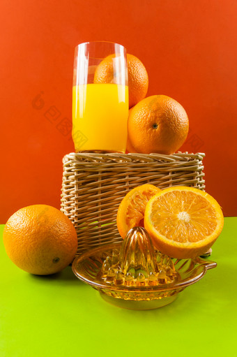 手册<strong>榨汁</strong>机与橙子彩色的背景