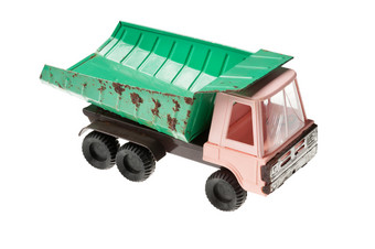 复古的玩具转储卡车与生锈孤立的白色背景