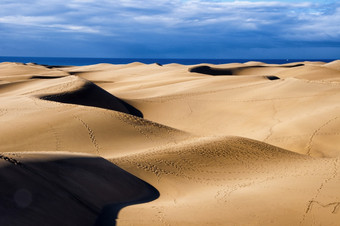 视图<strong>阳光</strong>明媚的Maspalomas<strong>沙丘</strong>大加那利岛白天多云的天空背景