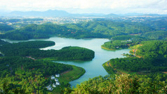 令人惊异的美丽的全景Tuyen林湖大叻城市新鲜的空气集团别墅在森林印象形状山而且山湖备用丛林使美妙的农村为旅行