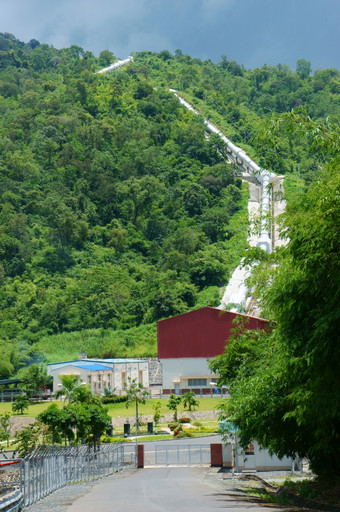 戴曼菊安保水力发电权力植物越南农村植物与水管系统交叉绿色山天空越南有许多水力发电权力站