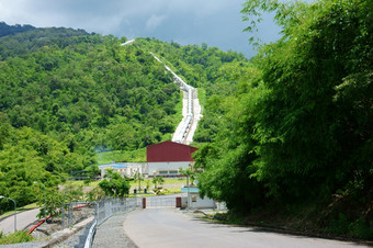 戴曼菊安保<strong>水力发电</strong>权力植物越南农村植物与水管系统交叉绿色山天空越南有许多<strong>水力发电</strong>权力站