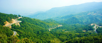 美妙的场景自然一天行而且行山绿色森林运输山通过路连接大叻潘朗调用Ngoan<strong>咕咕咕</strong>山通过锯齿形危险不错的为旅行