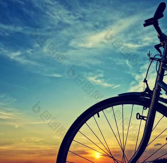 美丽的关闭场景自行车日落太阳蓝色的天空与古董颜色轮廓自行车向前太阳美妙的农村湄公河δ越南农村