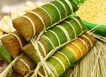 球断续器为月球新一年越南泰特食物使从糯米大米肉绿色豆封面香蕉叶领带竹子绳子传统的越南菜