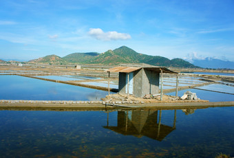 美丽的景观生理盐水提起一天下蓝色的天空商店房子反映盐水链山后面令人惊异的场景农业越南农村