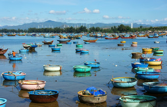 伟大的景观亚洲国家色彩斑斓的越南海滩与集团充满活力的小圆舟海边蓝色的天空新鲜的空气阳光明媚的一天令人惊异的视线为越南旅行钓鱼村夏天