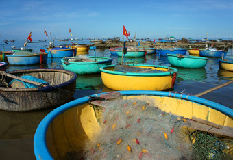 伟大的景观亚洲国家色彩斑斓的越南海滩与集团充满活力的小圆舟<strong>海边</strong>蓝色的天空新鲜的空气阳光明媚的一天令人惊异的视线为越南旅行<strong>钓鱼</strong>村夏天